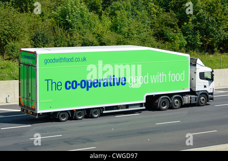 Co op le transport logistique de la chaîne d'approvisionnement alimentaire via l'alimentation supermarché livraison magasin & remorque camion poids lourds camion conduisant le long English UK autoroute M25 Banque D'Images