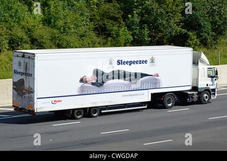 Camion Articulé Sleepeezee et remorque avec graphiques, y compris la souscription pour Son Altesse Royale la Reine Elizabeth et le Prince Charles Banque D'Images