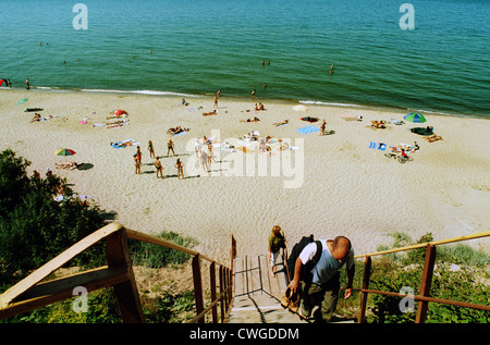 Les touristes à la plage baltique à Svetlogorsk (bruit), Russie Banque D'Images