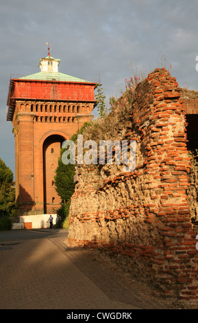 Le Balkerne Gate, la plus grande porte romaine en Grande-Bretagne, Colchester, Essex, Angleterre avec tour d'eau derrière. Banque D'Images