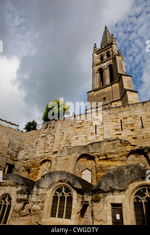 L'église monolithe de Saint Emilion prises à partir de la plaza à Saint Emilion, dans le sud de la France Banque D'Images