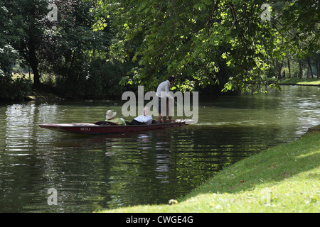 Une famille en barque sur la Tamise à Oxford au Royaume-Uni. Banque D'Images