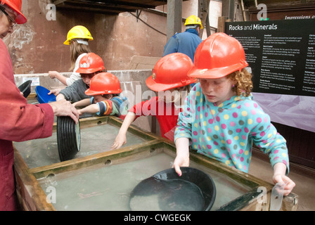 Le panoramique pour les familles de minéraux à geevor tin mine en Cornouailles , Royaume-Uni Banque D'Images