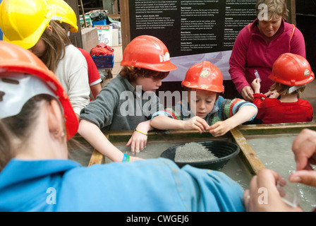 Le panoramique pour les familles de minéraux à geevor tin mine en Cornouailles , Royaume-Uni Banque D'Images