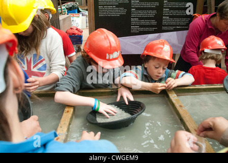 Le panoramique pour les familles de minéraux à geevor tin mine en Cornouailles , Royaume-Uni Banque D'Images