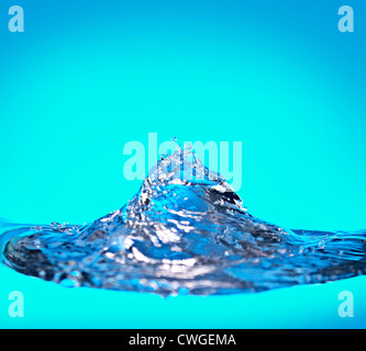 Vortex d'eau inversé, bain bouillonnant sur fond bleu Banque D'Images