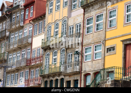 Maisons au bord de scène de rue Cais da Ribeira Porto Portugal Banque D'Images