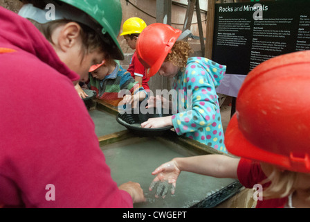 Le panoramique pour les familles de minéraux à geevor tin mine en Cornouailles , Royaume-Uni Banque D'Images