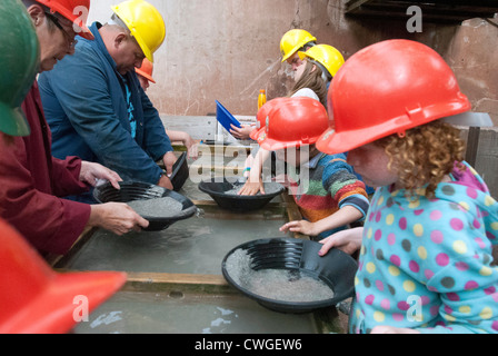 Le panoramique pour les familles de minéraux à geevor tin mine en Cornouailles , Royaume-Uni Banque D'Images