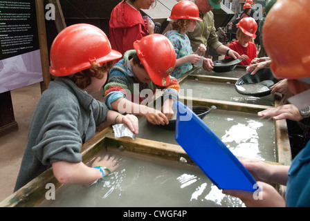 Le panoramique pour les familles de minéraux à geevor tin mine en Cornouailles , Royaume-Uni Banque D'Images