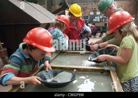 Le panoramique pour les familles de minéraux à geevor tin mine en Cornouailles , Royaume-Uni Banque D'Images