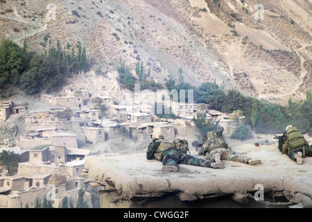 Les forces spéciales américaines membres de l'équipe regarder lors d'une opération de compensation, le 13 septembre 2011 dans Kishim district, l'Afghanistan. Avec l'appui des forces spéciales, les commandos de l'Armée nationale afghane pour perturber un village claire des activités des insurgés. Banque D'Images