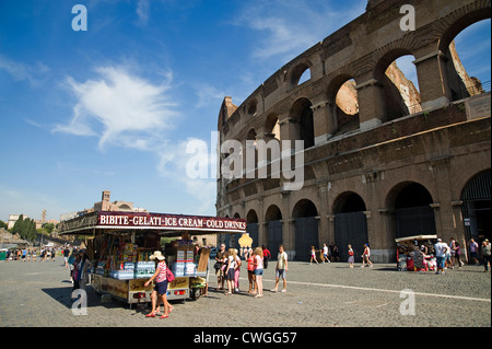 Rome, Italie - Août 2012 - La crème glacée et des boissons froides van à l'extérieur du Colisée Banque D'Images