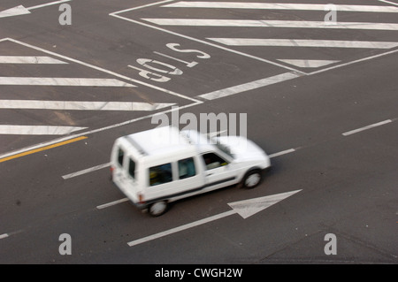 Voiture à une intersection, Berlin Banque D'Images