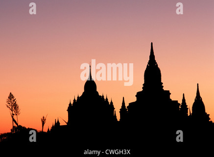 De stupas Gawdawpalin temple dans le crépuscule Banque D'Images