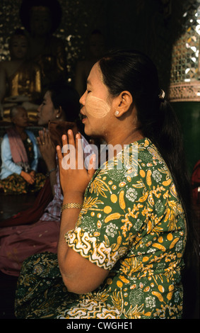 Femme en prière dans la pagode Shwedagon Banque D'Images