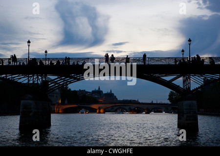 Les ponts sur la Seine au coucher du soleil à Paris, France Banque D'Images