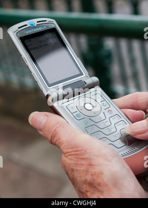 Portrait d'une personne titulaire d'un téléphone mobile. Banque D'Images