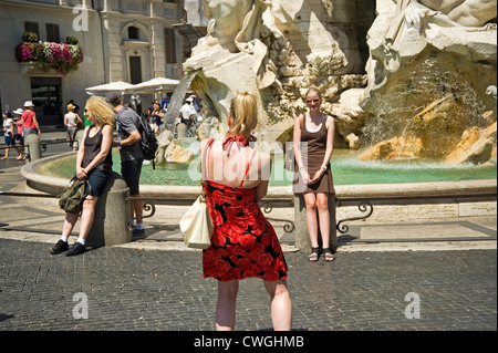 Rome, Italie - Août 2012 - Deux jeunes femmes touristes prenant des photos sur la Piazza Navona Banque D'Images