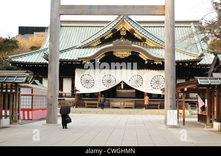 Les gens priant au Temple Shinto à Tokyo avant la nouvelle année Banque D'Images