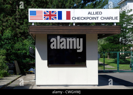 Garde de Checkpoint Charlie dans le Musée des Alliés dans la Clayallee à Berlin. Banque D'Images