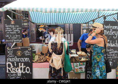 Broadway à la mode marché le samedi matin à Hackney, East London, UK Banque D'Images