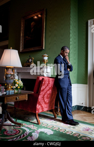 Le président Barack Obama est le seul à la Chambre verte avant de parler à la Maison Blanche, Sommet mondial sur les collèges communautaires, 5, 2 oct. Banque D'Images