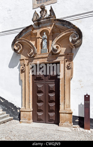 Portail de l'église de Misericordia (16ème siècle - Renaissance maniériste /) dans Obidos. Obidos, Portugal. Banque D'Images