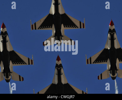 L'US Air Force Thunderbirds de l'Escadron de démonstration aérienne fly la formation diamant au cours de la Nation d'Aviation 2011 Open House le 12 novembre 2011 à Nellis Air Force Base, Nevada Nation d'aviation fête ses 70 ans d'Airpower à Las Vegas et les réalisations de l'Armée de l'air dans l'air, l'espace et le cyberespace. Banque D'Images