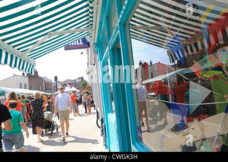 Broadway à la mode marché le samedi matin à Hackney, East London, UK Banque D'Images