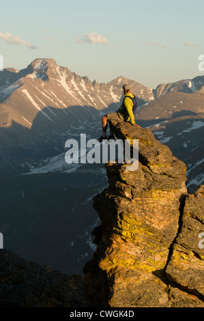 Un homme assis sur un mince le long de la spire Trail Ridge Road, Rocky Mountain National Park, Estes Park, Colorado. Banque D'Images
