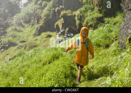 Une jeune fille à une pente gazonnée humide, forêt nationale de Rio Grande, Creede (Colorado). Banque D'Images