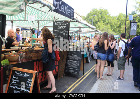 Broadway à la mode marché le samedi matin à Hackney, East London, UK Banque D'Images