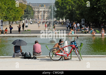 Paris, France. Jardin des Tuileries. Les gens se détendre sur journée très chaude Banque D'Images