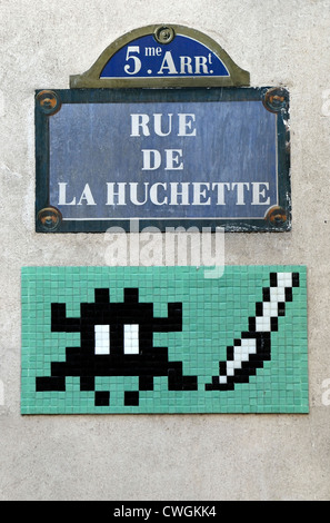 Paris, France. Les carreaux de céramique 'graffiti' par l'artiste de rue inconnu, Space Invader dans la Rue de la Huchette (août 2012) Banque D'Images