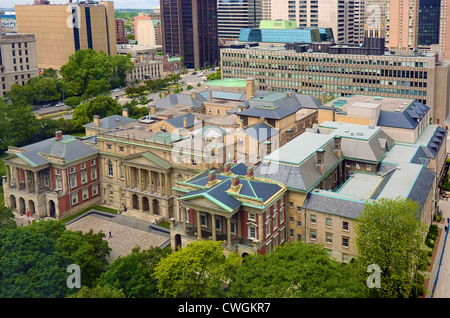 Ce bâtiment de 1829, Osgoode Hall, est le siège de la profession juridique en Ontario, à côté de l'hôtel de ville, Toronto, Canada Banque D'Images