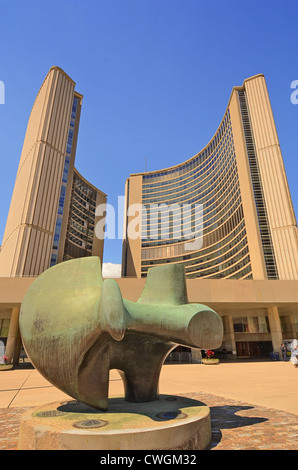 Sculpture par le sculpteur britannique Henry Moore situé devant l'Hôtel de Ville, de Toronto, Nathan Phillips Square, Toronto, Canada Banque D'Images