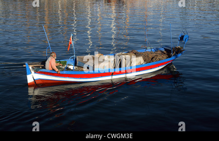 Marmaris, un homme assis dans son bateau de pêche Banque D'Images