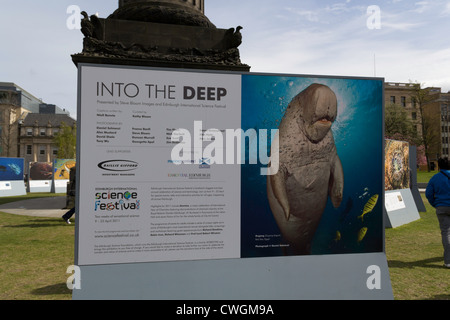 Une illustration à la Melville Monument à Édimbourg en Écosse une publicité exhbition sur la mer profonde et ses animaux. Banque D'Images