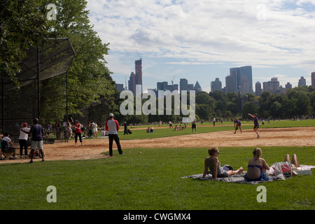 Les New-Yorkais jouer softball dans l'été sur la grande pelouse de Central Park Banque D'Images