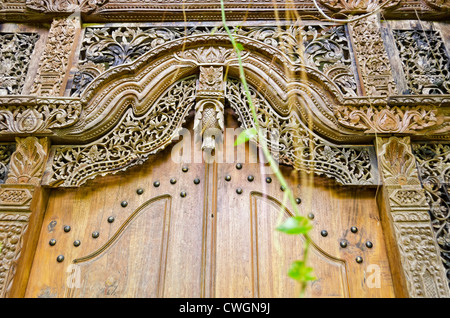 Close-up de lourde porte en bois avec des sculptures complexes Banque D'Images