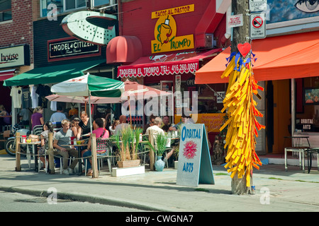 Kensington Market, Spadian Avenue et de la rue Dundas;Toronto;Ontario;Canada;Historique coloré et en marché plein air Banque D'Images