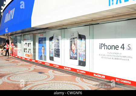 Tokyo, Japon - 28 décembre 2011 : Sales assistant publicité iPhone aux clients en face de l'Apple Store dans le quartier de Shinjuku, Tokyo Banque D'Images