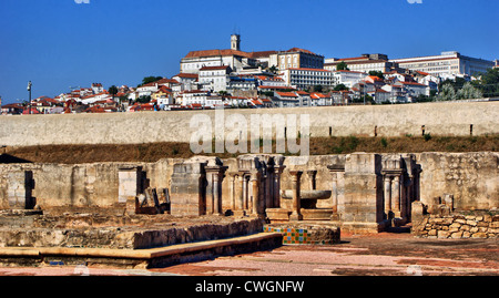 Ruines du cloître de Santa Clara Velha à Coimbra Banque D'Images