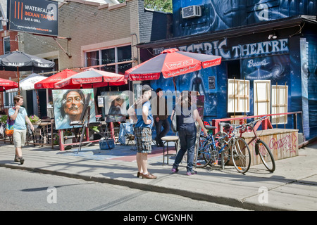 Kensington Market, Spadian Avenue et de la rue Dundas;Toronto;Ontario;Canada;Historique coloré et en marché plein air Banque D'Images