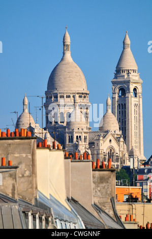 Paris, France. Paris, France. Basilique du Sacré Cœur de Montmartre (1875-1914 : Arc. Paul Abadie) et les toits le long du boulevard de Magenta Banque D'Images