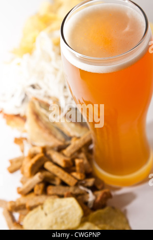 Bière légère en verre avec n'importe quel snack Banque D'Images