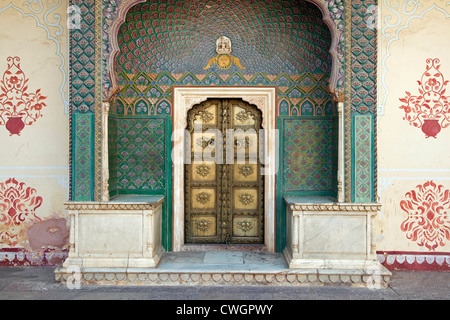 Rose gate au complexe City Palace, Jaipur, Rajasthan, Inde Banque D'Images