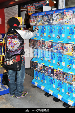 Tokyo, Japon - 2 janvier, 2012 : l'achat de jouets à capsule Tokyo, quartier Akihabara Banque D'Images