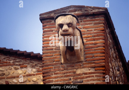 St Cyprien France Languadoc & Roussillon Gargoyle/ figures grotesques sur le côté d'un immeuble Banque D'Images